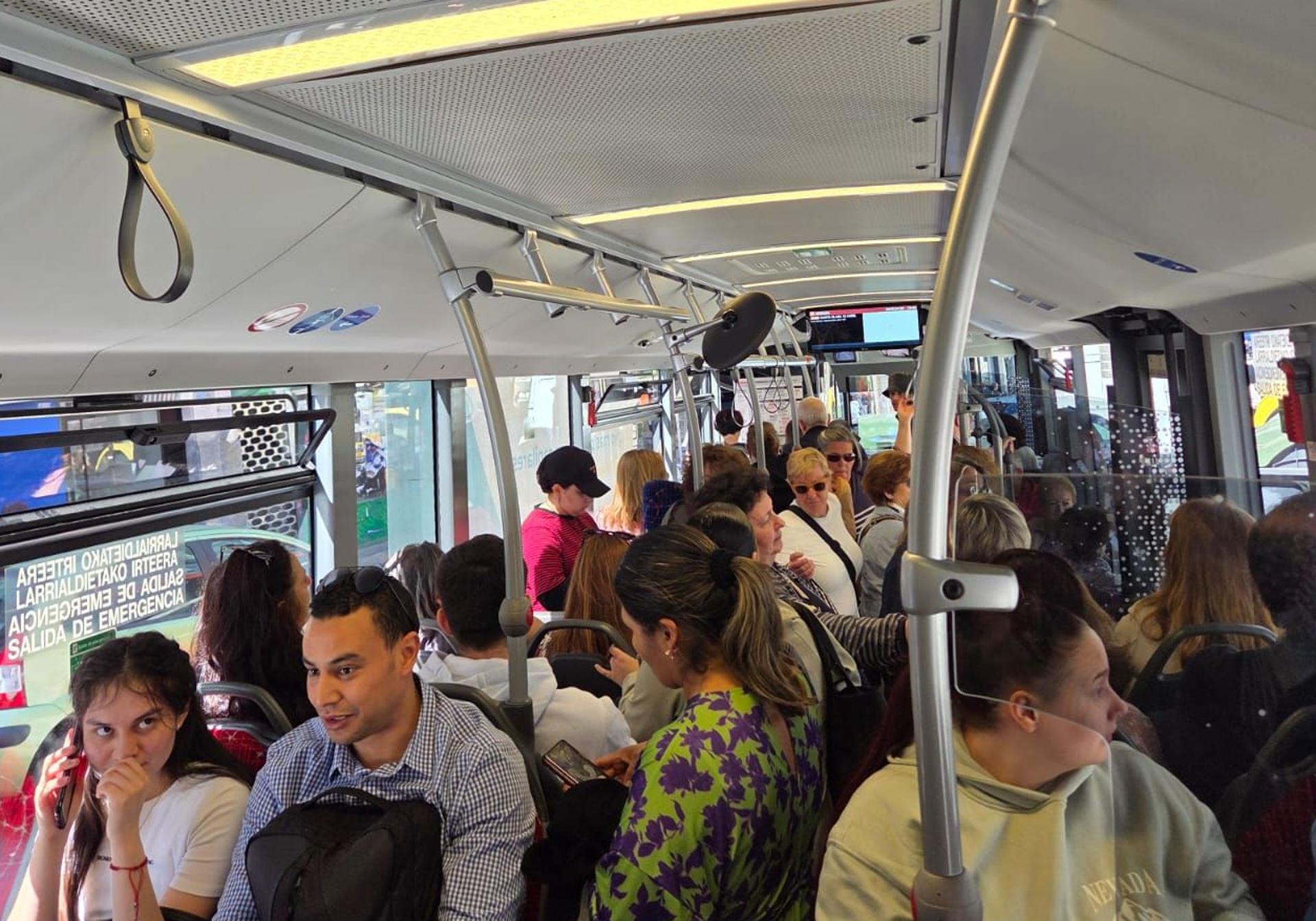 El 48 de Bilbobus, hasta los topes.