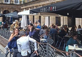 Las terrazas permanecen llenas mientras el interior de los locales siguen sin luz.