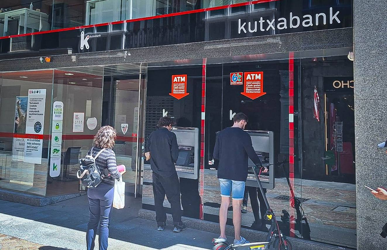 Los cajeros automáticos comienzan a funcionar en la calle Correo de Bilbao.