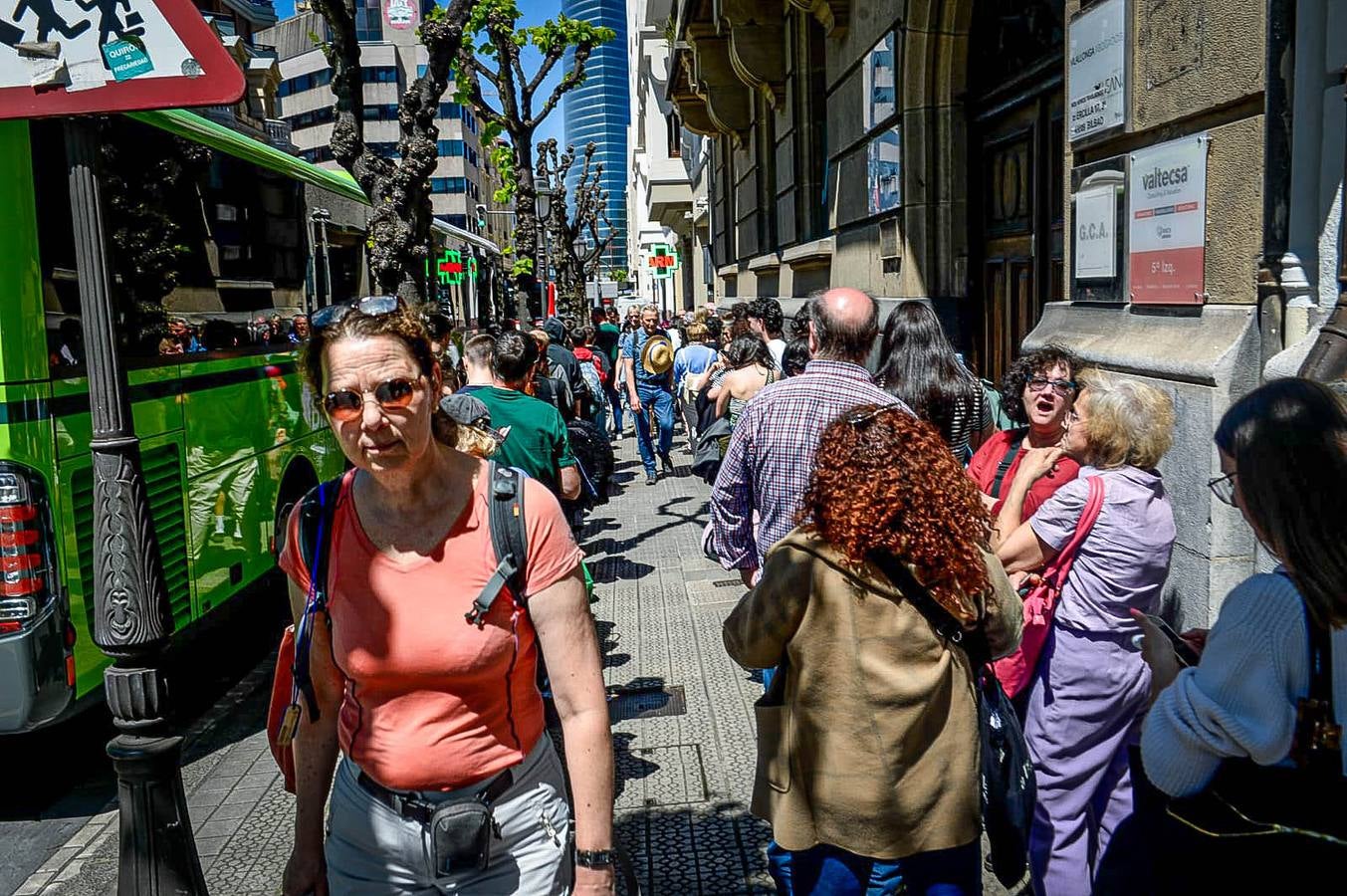 Largas colas en los autobuses por la caída del servicio del metro de Bilbao, el tranvía y los trenes