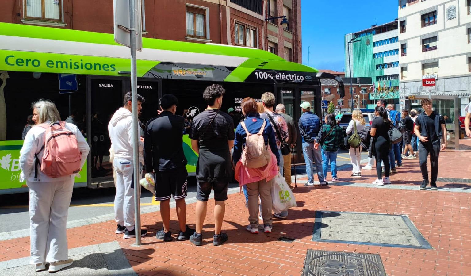 Largas colas en los autobuses por la caída del servicio del metro de Bilbao, el tranvía y los trenes
