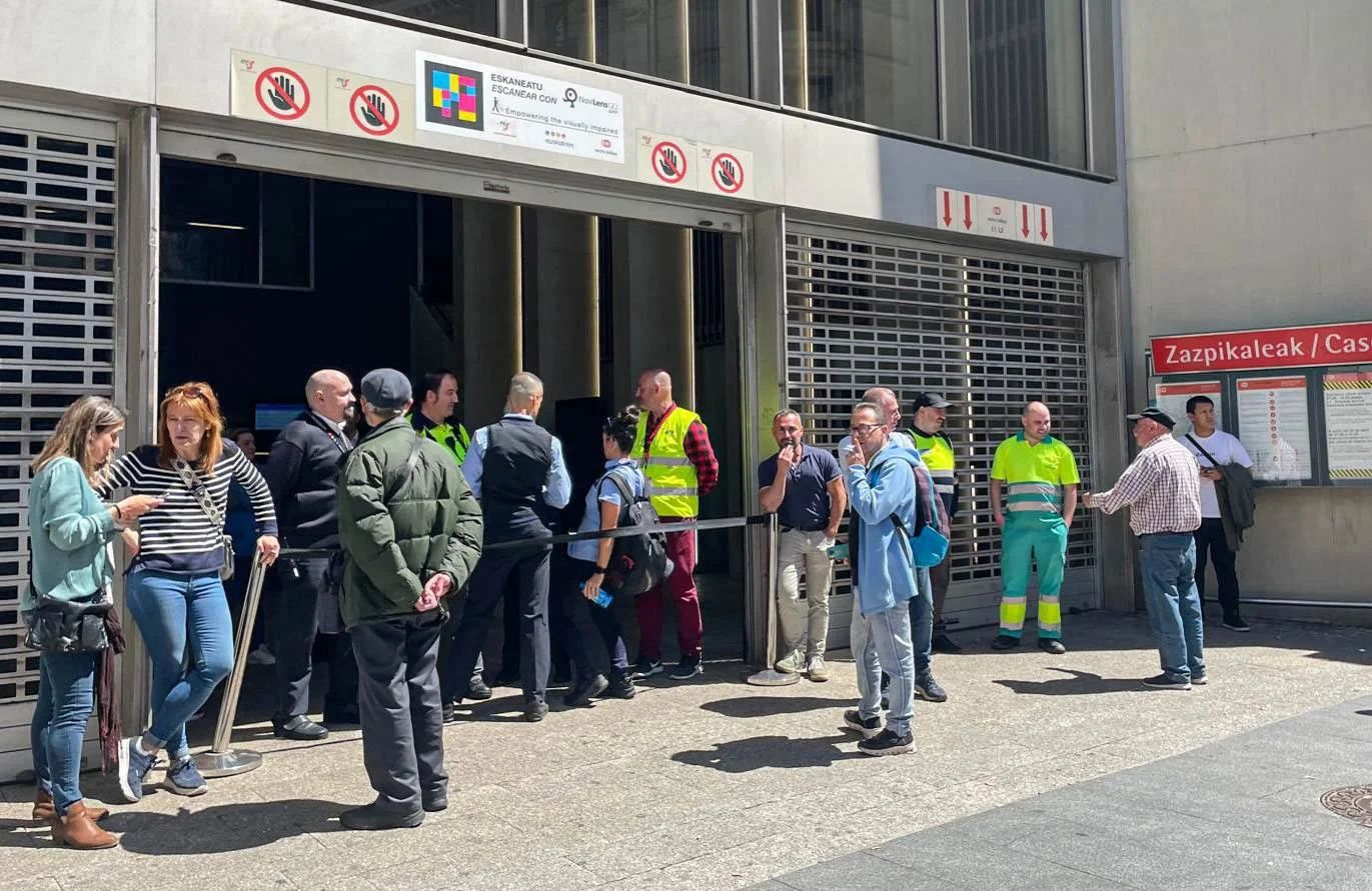 Largas colas en los autobuses por la caída del servicio del metro de Bilbao, el tranvía y los trenes