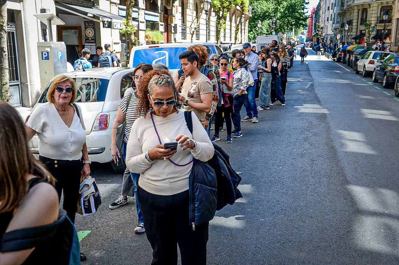 Largas colas en los autobuses por la caída del servicio del metro de Bilbao, el tranvía y los trenes
