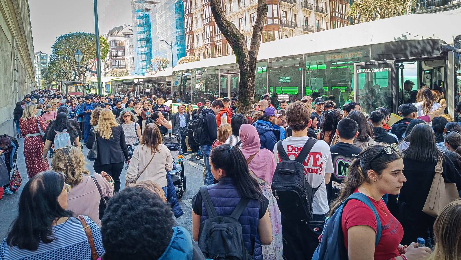 Largas colas en los autobuses por la caída del servicio del metro de Bilbao, el tranvía y los trenes