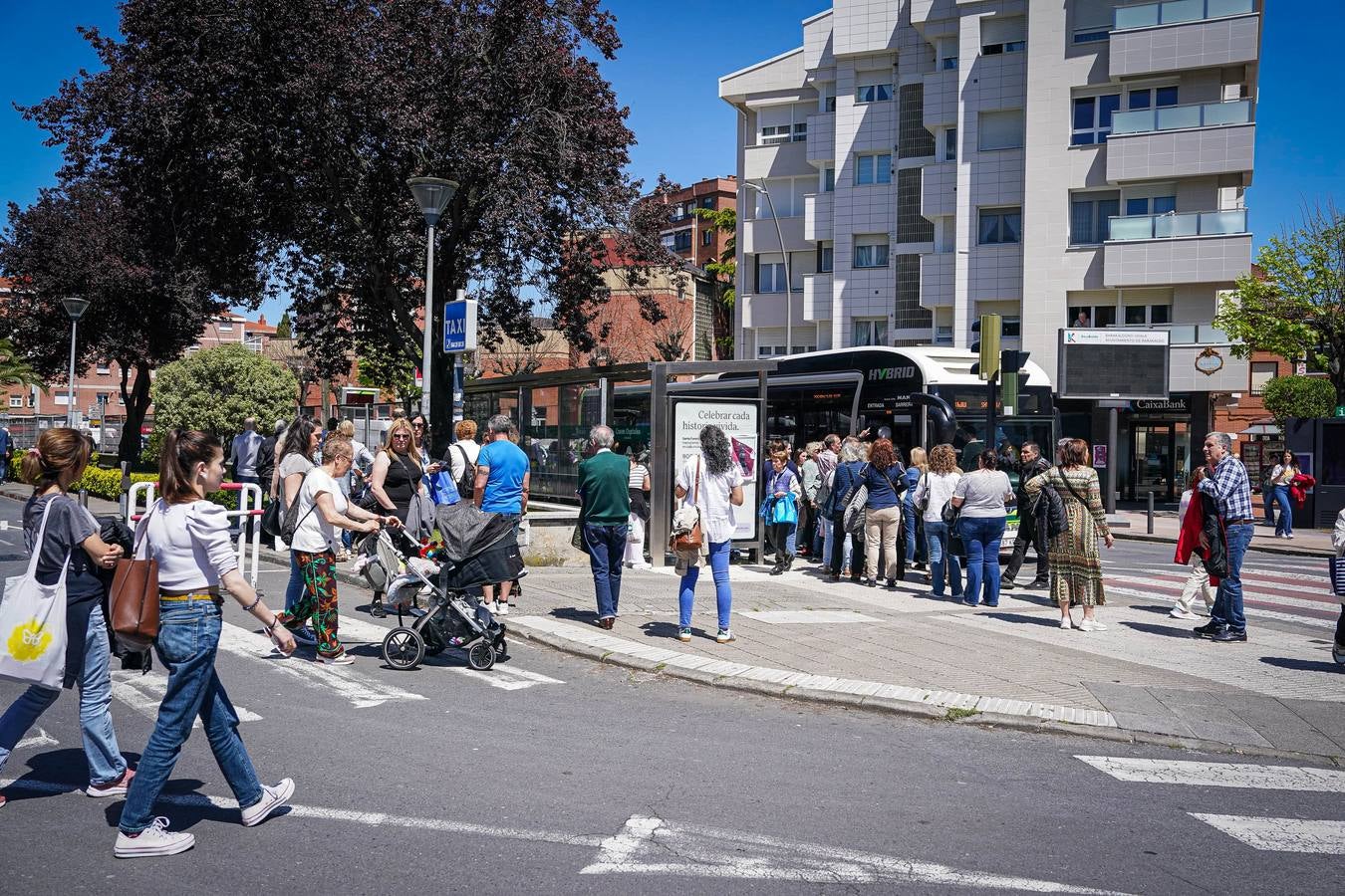 Largas colas en los autobuses por la caída del servicio del metro de Bilbao, el tranvía y los trenes