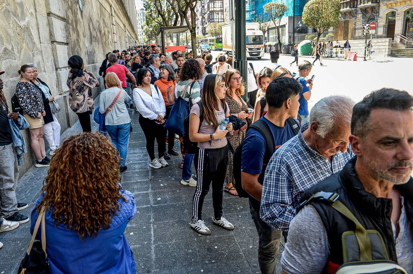 Largas colas en los autobuses por la caída del servicio del metro de Bilbao, el tranvía y los trenes