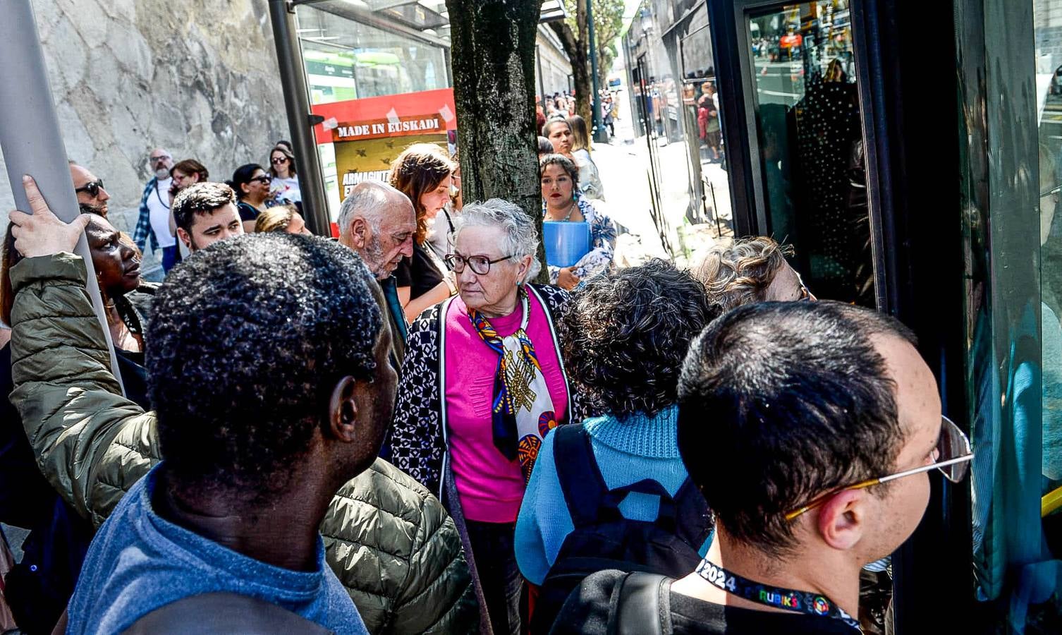 Largas colas en los autobuses por la caída del servicio del metro de Bilbao, el tranvía y los trenes