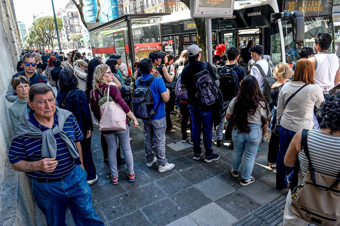 Largas colas en los autobuses por la caída del servicio del metro de Bilbao, el tranvía y los trenes