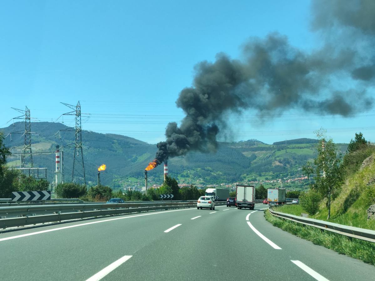 La refinería de Petronor en Muskiz emite un humo negro debido al apagón.