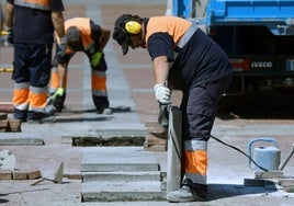 Unos operarios municipales trabajan en Valladolid.