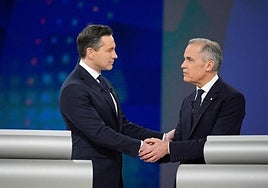 El líder conservador Pierre Poilievre y el liberal Mark Carney se saludan tras un debate en Montreal.