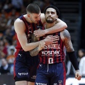 Markus Howard celebra un triple junto a Nikos Rogkavopoulos.