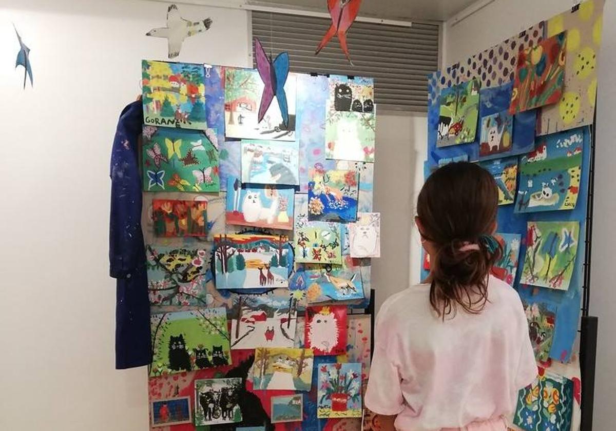 La Escuela de Pintura exhibe las creaciones de su alumnado en Lobiano