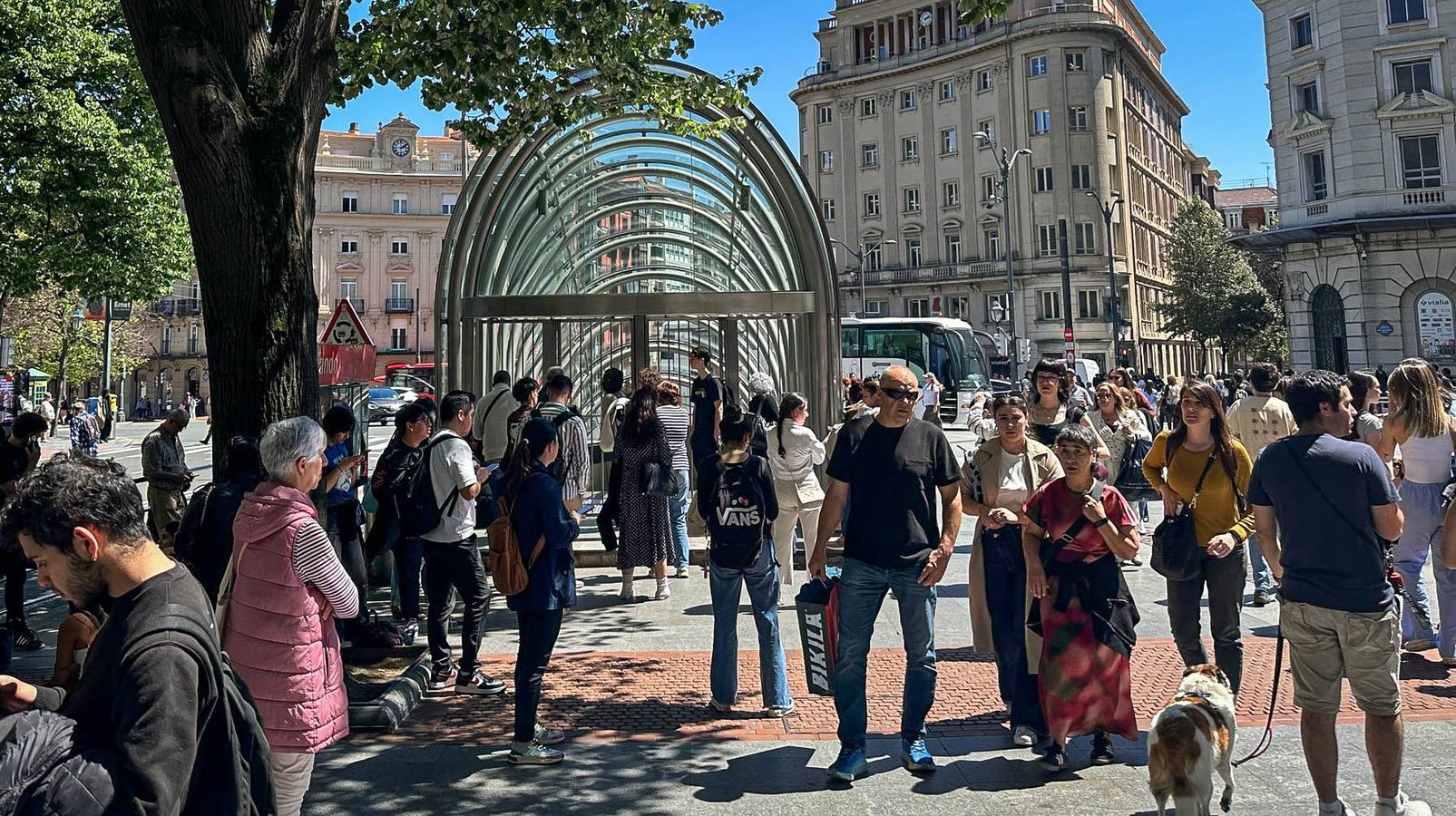 Pasajeros esperan a que el metro se reanude