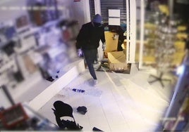 Imagen captada por las cámaras de videovigilancia de uno de los establecimientos atracados.