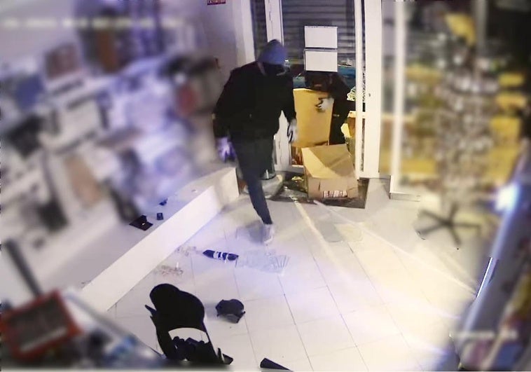 Imagen captada por las cámaras de videovigilancia de uno de los establecimientos atracados.
