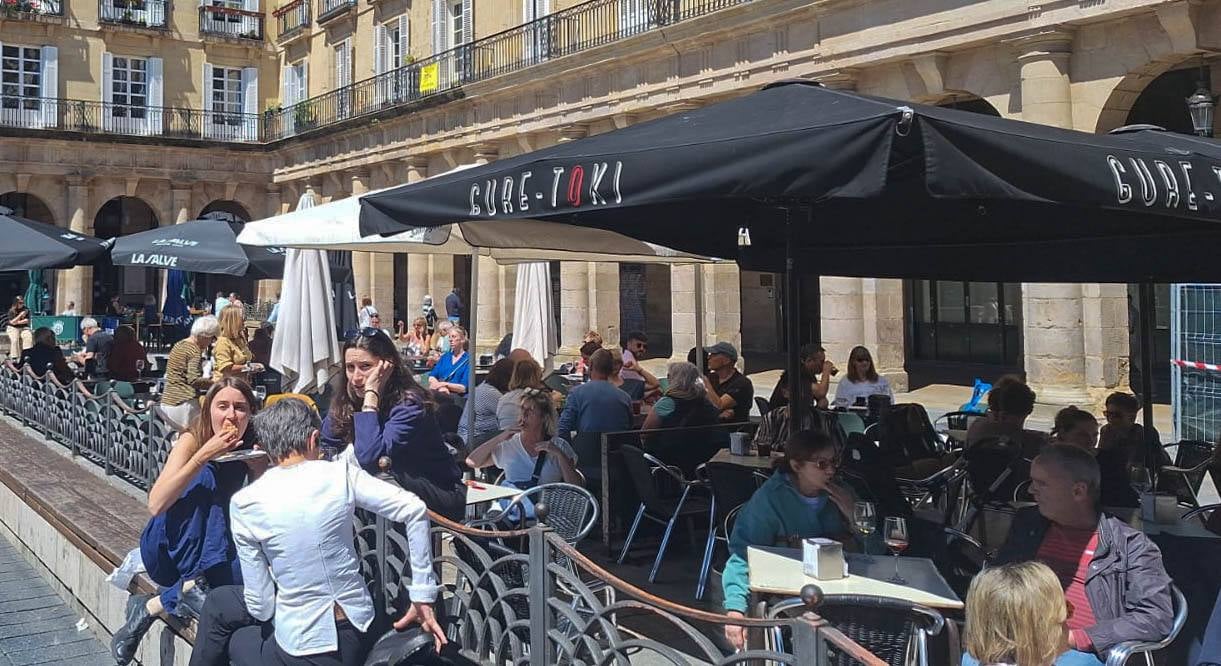 Los bares de la Plaza Nueva de Bilbao atienden a los clientes pese a la falta de electricidad.