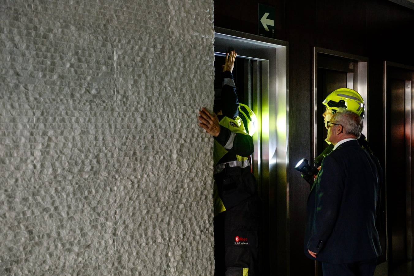 Bomberos tratan de auxiliar a varios vecinos atascados en un ascensor.
