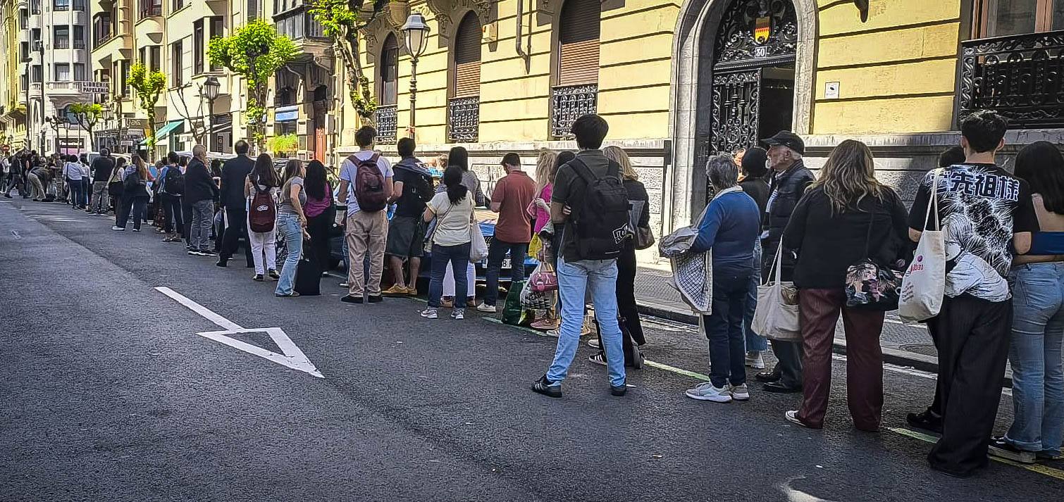 Largas colas en los autobuses por la caída del servicio del metro de Bilbao, el tranvía y los trenes