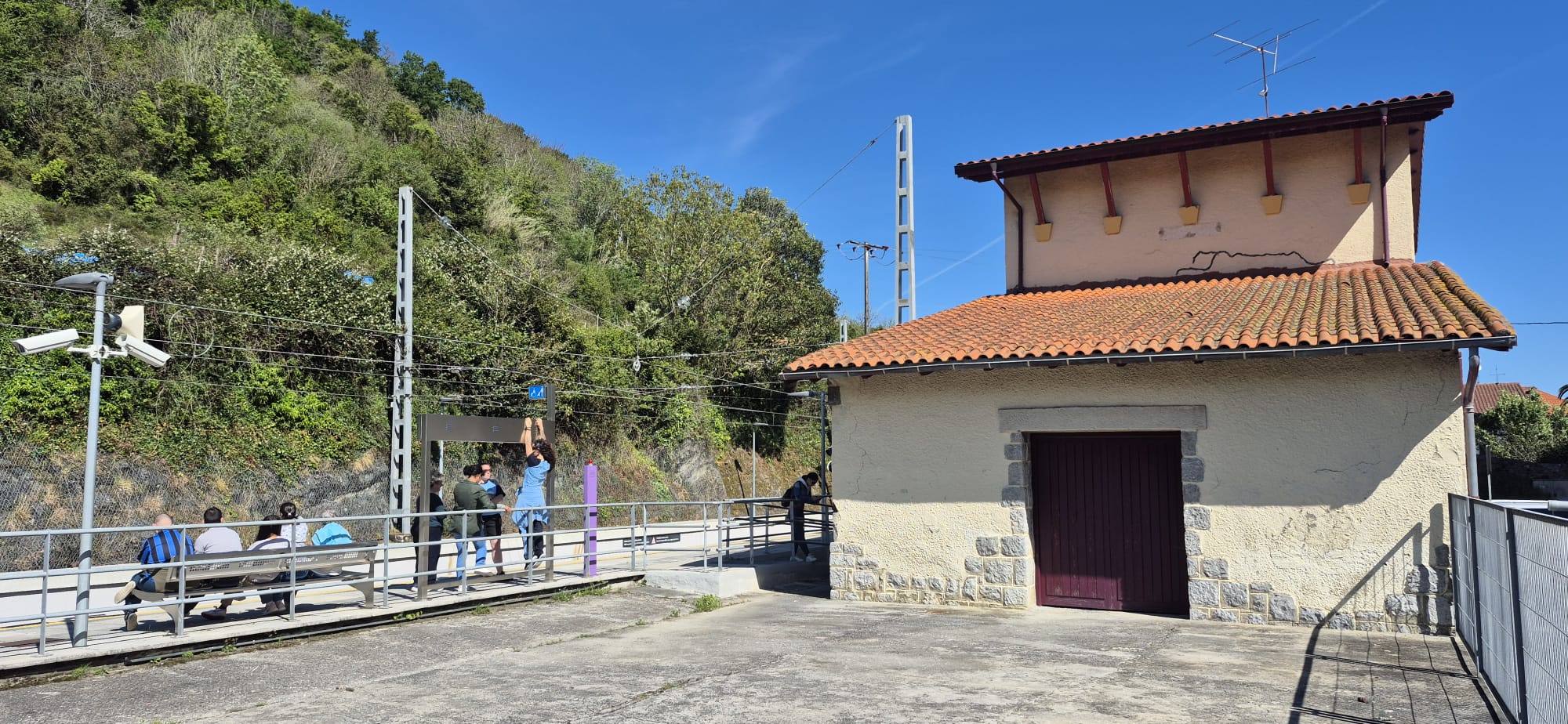 ETS mejora la estación de Mundaka y suprime un paso a nivel en Gernika