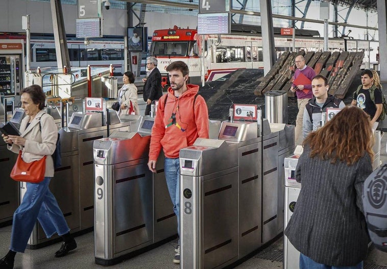 Estación de tren de Abando, con las canceladoras abiertas.