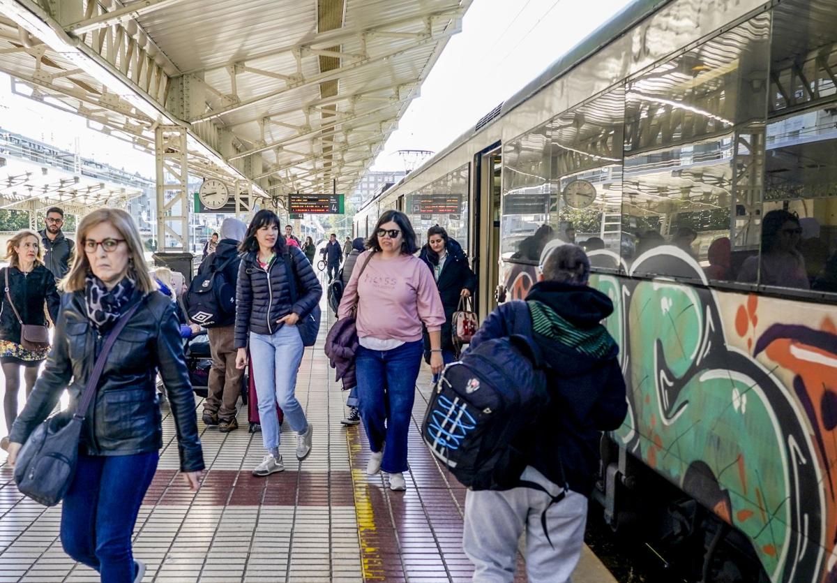 Varados en busca de un tren desde Vitoria: «Tuvimos que pagarnos un hostal»