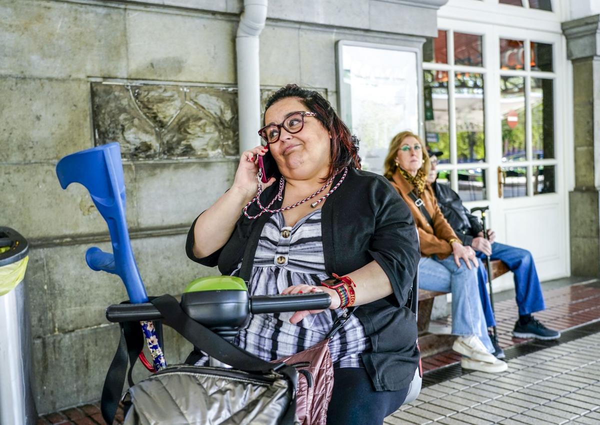 Imagen secundaria 1 - Muchos usuarios acudieron a la estación de la calle Dato con incertidumbre por saber si se había recuperado la conexión ferroviaria.