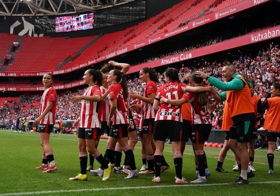Las rojiblancas celebran el gol de Agote que certificó la victoria el domingo en San Mamés ante el Tenerife.