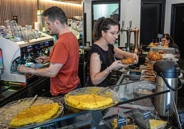 En el bar Coffela de Bilbao fue de los pocos negocios a los que el lunes no les fue mal.