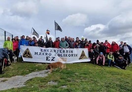 Protesta de la plataforma Enkarterrin Makroeolikorik Ez contra el parque eólico.