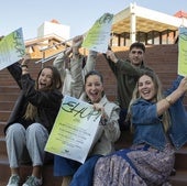 Miembros de la comisión encargada de organizar la fiesta, este martes en el campus de Leioa.