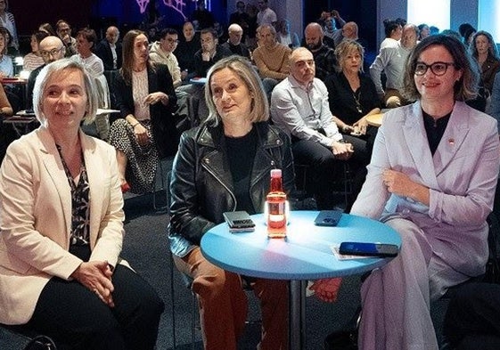 Ainara Basurko, Amaia del Campo y Elixabete Etxanobe en el acto de Orekan Sakonduz.