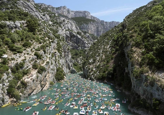 Natacha de Mahieu retrata a las multitudes de turistas que se agolpan en las gargantas del río Verdon.