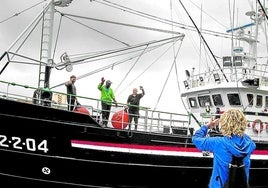 Familiares despiden a parte de la tripulación del 'Goienkale' antes de partir de Bermeo rumbo a las Azores, una travesía de 900 millas.
