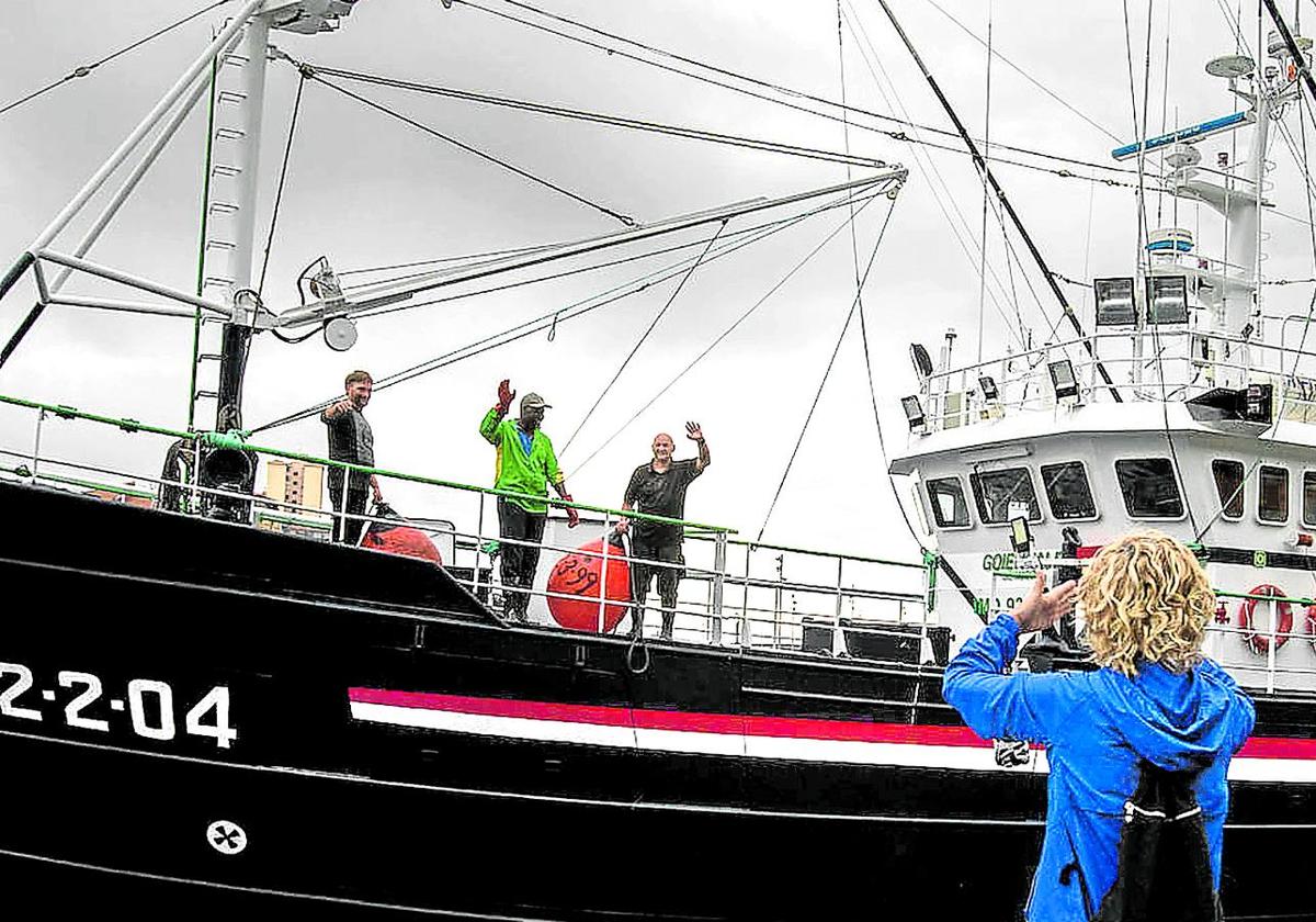 El 'Goienkale' de Bermeo zarpa a las Azores para capturar el primer bonito