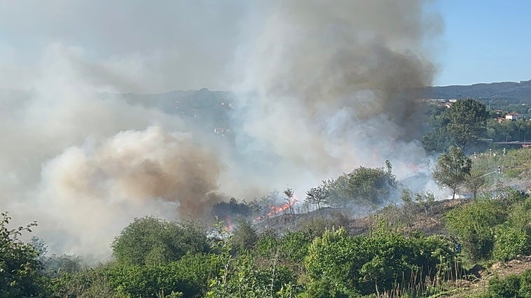 Extinguido un incendio declarado en Enekuri con la ayuda de un helicóptero