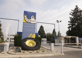 Acceso a la factoría de Michelin en Vitoria.