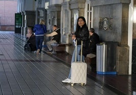 Usuarios esperan la salida y llegada de trenes en la estación de Vitoria.