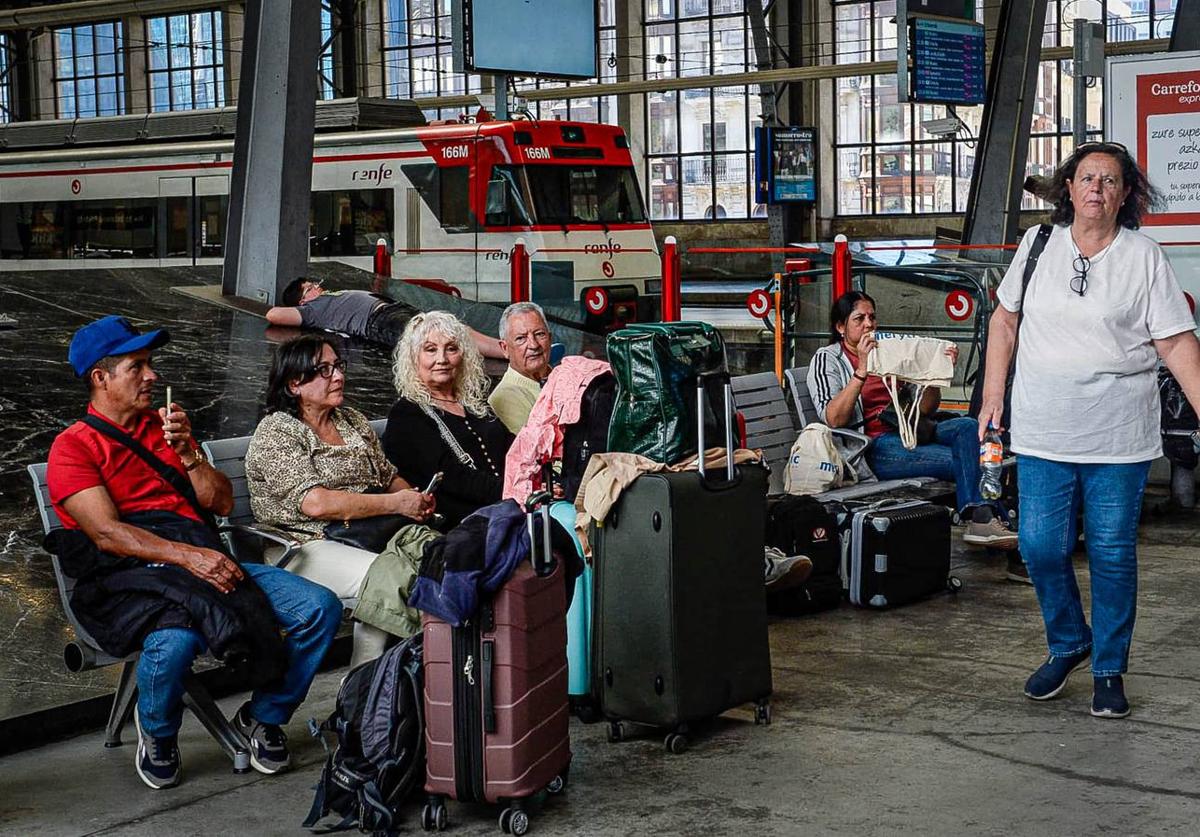 Decenas de afectados en Bilbao por las cancelaciones de trenes en Miranda