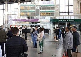 El caos de los trenes, de alquilar un coche a mirar aviones: «Llegaré cuando llegue»