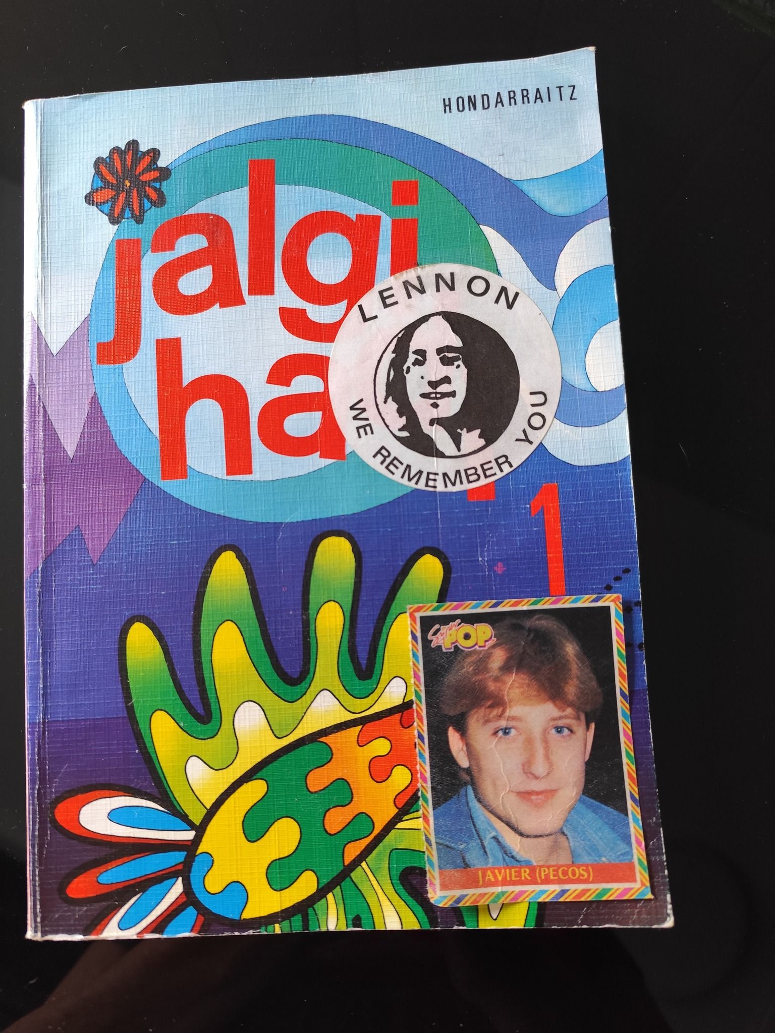 Amaia Zaldua comparte en el grupo de Facebook su libro de euskera del año 1982 con una pegatina de Lennon y otra de Javier.