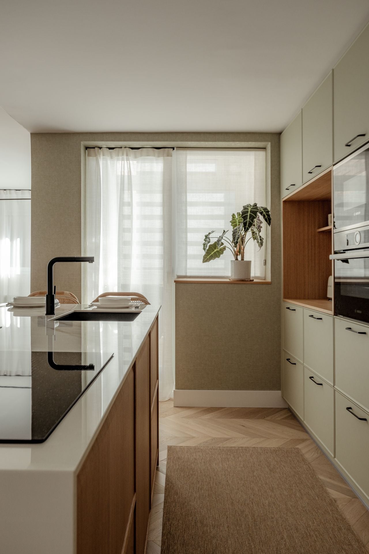 El piso en Barakaldo con la cocina verde de una pareja y sus dos hijos convertido en un refugio de paz