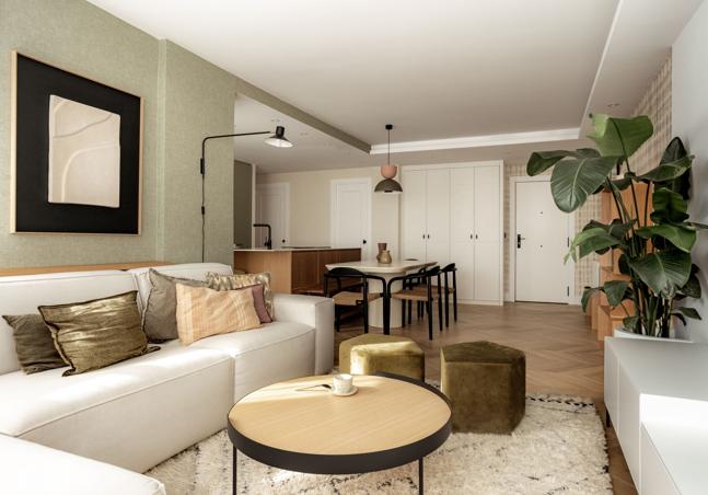 La mesa de centro, con líneas contemporáneas y un pequeño guiño retro, es el modelo Gau de la firma vasca Treku.
