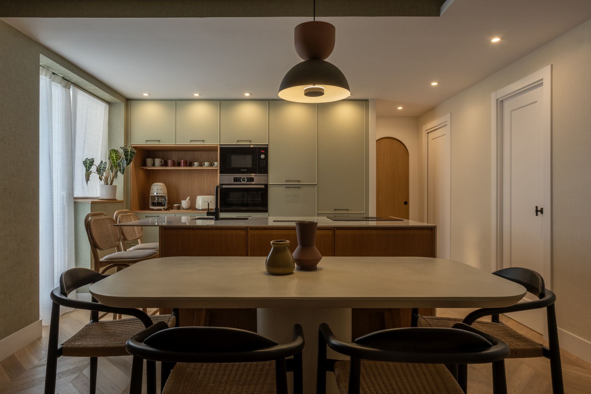 El piso en Barakaldo con la cocina verde de una pareja y sus dos hijos convertido en un refugio de paz