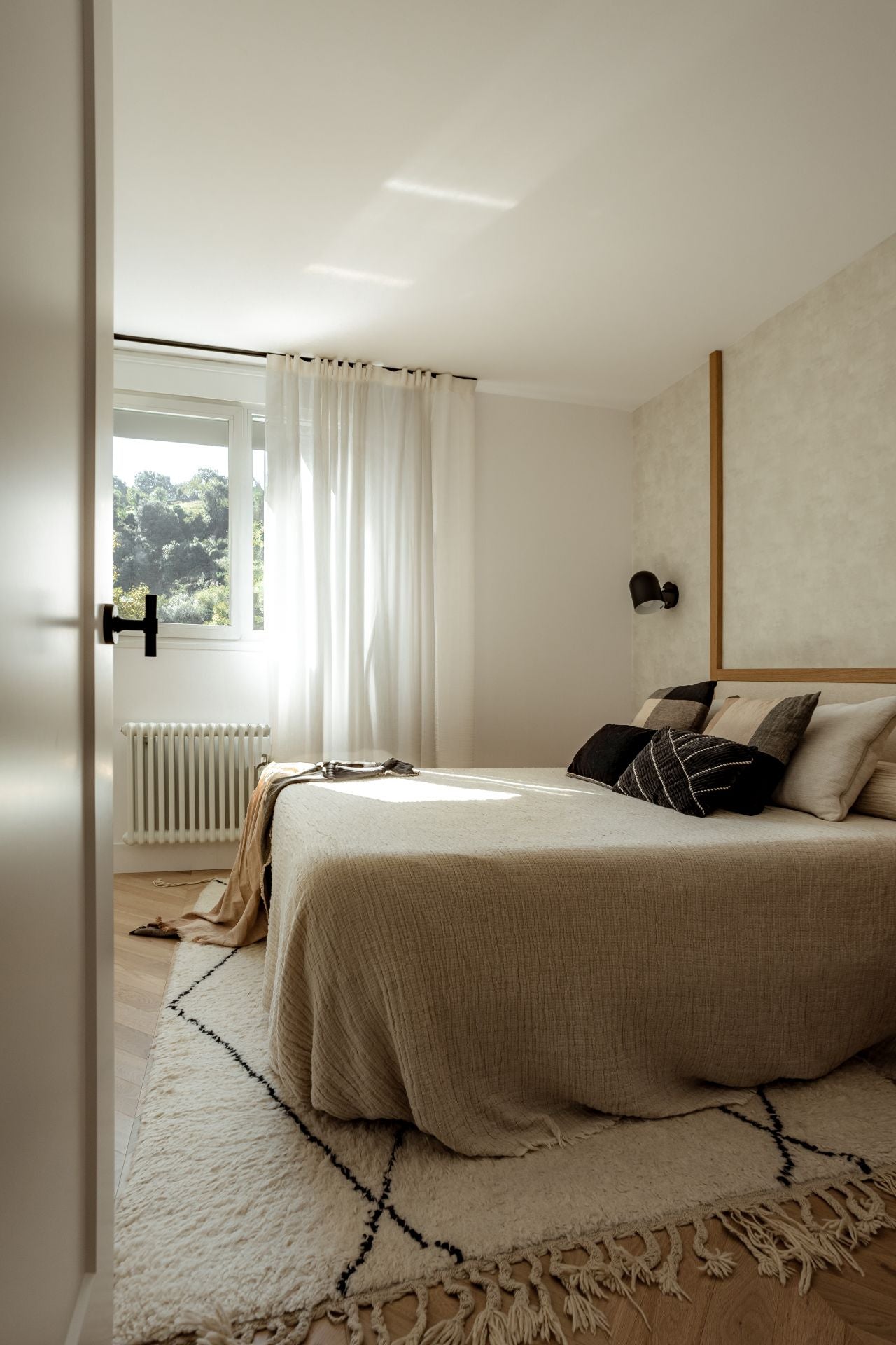 El piso en Barakaldo con la cocina verde de una pareja y sus dos hijos convertido en un refugio de paz