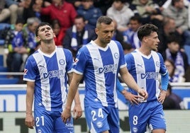 Aleñá y Jordán, cabizbajos después de encajar un gol con el Alavés.