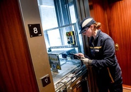 Una técnica de la empresa OTIS revisa un ascensor en un día de «máxima urgencia» con muchas incidencias acumuladas.