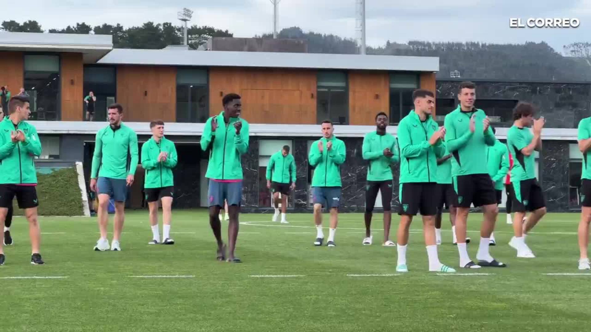 Centenares de aficionados animan al Athletic en Lezama la víspera de la semifinal contra el Manchester United