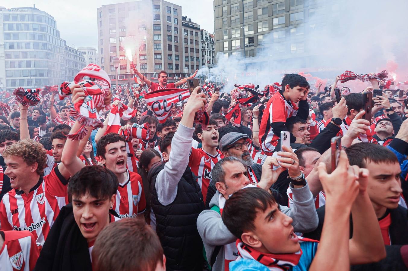 Aficionados esperan al equipo junto al hotel Carlton.