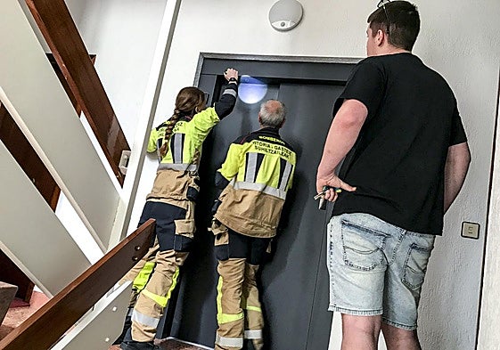 Bomberos durante el rescate de una persona atrapada en un elevador de un edificio de Vitoria tras el apagón masivo del lunes.